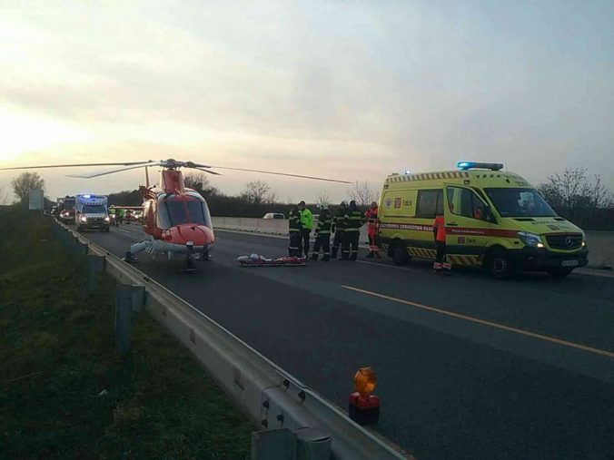 Foto: Diaľnicu D1 v smere z Bratislavy museli uzavrieť pre smrteľnú nehodu, zasahoval aj vrtuľník
