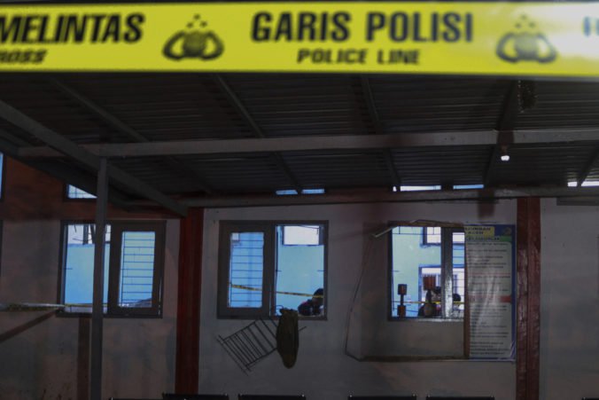Indonézski väzni počas času na modlitby premohli dozorcov a ušli, desiatky stále nechytili