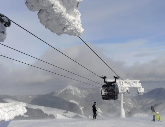 Na Chopku otvorili zimnú sezónu, lyžiarom sprístupnia vybrané zjazdovky