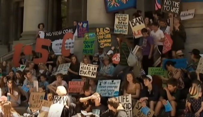 Video: Austrálski študenti vyšli do ulíc, protestujú za boj proti klimatickým zmenám