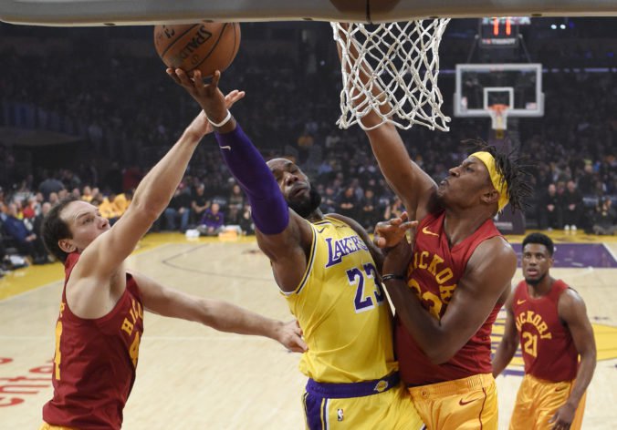 Video: LeBron pomohol 38 bodmi k triumfu Lakers, líder NBA v dráme zdolal obhajcov titulu