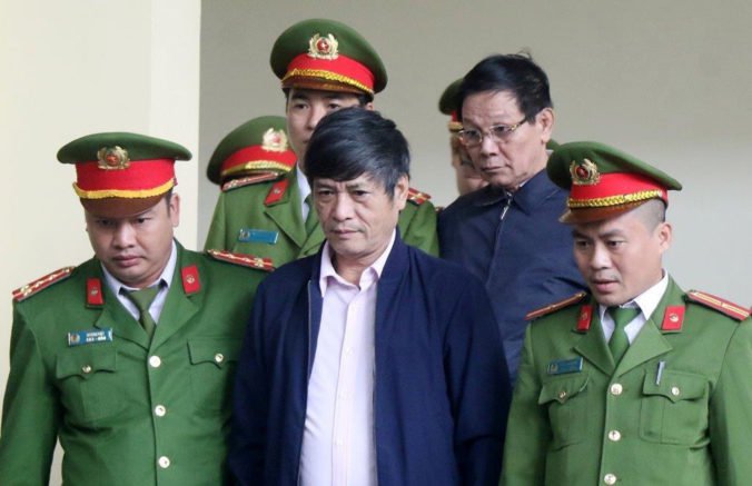 Vo Vietname odsúdili bývalých policajných veliteľov za krytie online hazardu