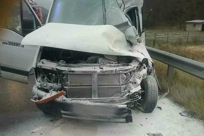 Foto: Pri vážnej dopravnej nehode sa zrazil kamión s dodávkou, na mieste zasahujú hasiči