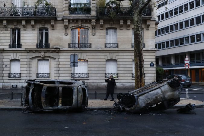 Video: Počas nepokojov v Paríži zapálil 112 áut, vo väzbe skončili stovky ľudí