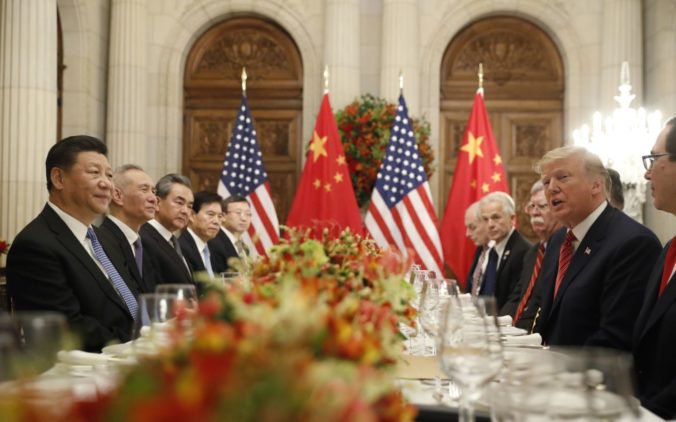Čína zredukuje clá na americké autá, vyhlásil Trump a so Si Ťin-pchingom uzavrel dočasné prímerie