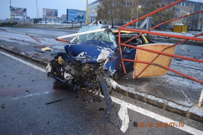 Foto: Vodič Peugeotu nezvládol šmyk a vletel na zastávku, v kraji jazdili aj opití šoféri