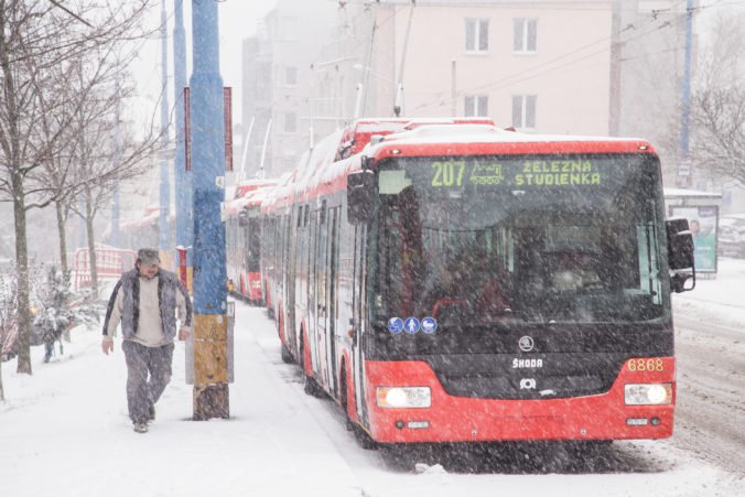 Mrazivé počasie komplikuje dopravu v Bratislave, na Kolibu nepremávajú trolejbusy