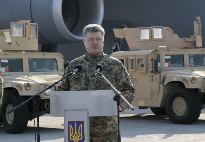 Ukrajinský prezident Porošenko povolal záložníkov armády, dôvodom aktuálne napätie s Ruskom