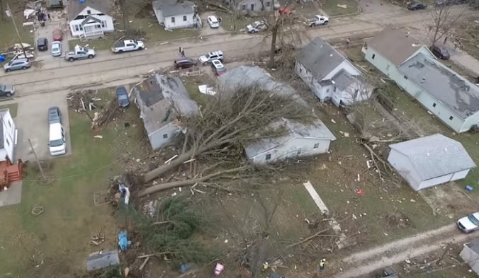 Video: Centrálnu časť USA ničili búrky s tornádami, strhávali strechy domov a vyvracali stĺpy vedenia