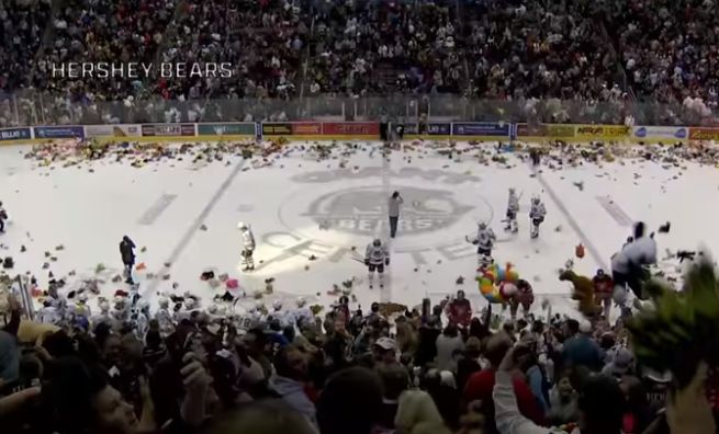 Video: Fanúšikovia Hershey zahádzali ľadovú plochu 34 798 „plyšákmi“ a vytvorili svetový rekord