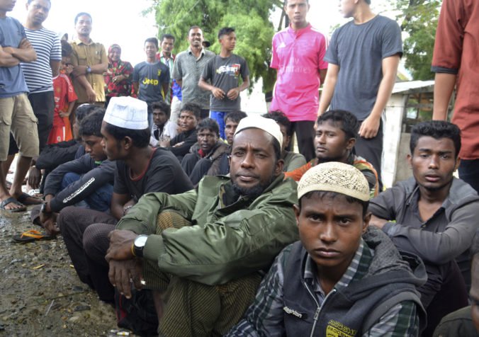 Indonézski rybári zachránili skupinu vysilených Rohingov, ich loď unášal prúd kilometre od brehu