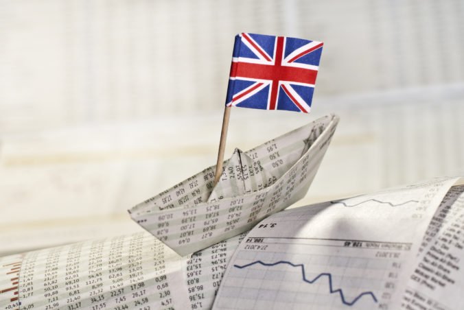Rast britského sektora služieb sa pre obavy z brexitu spomalil a oslabuje ekonomiku