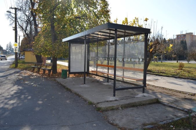 Vo Fiľakove pribudli nové autobusové zastávky, mesto za práce zaplatilo viac ako 17-tisíc eur