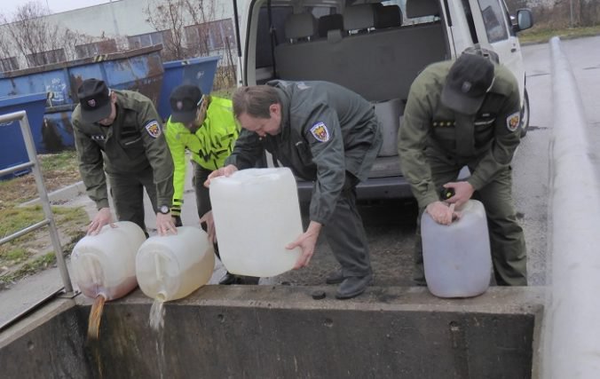 Foto: Colníci likvidovali falzifikáty, do čistiarne odpadových vôd vyliali 250 litrov alkoholu