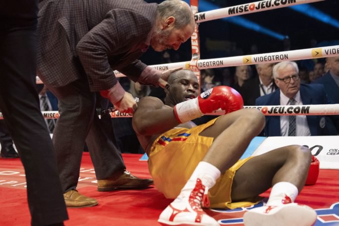 Video: Boxer Stevenson je po knokaute od Gvozdyka stále v umelom spánku