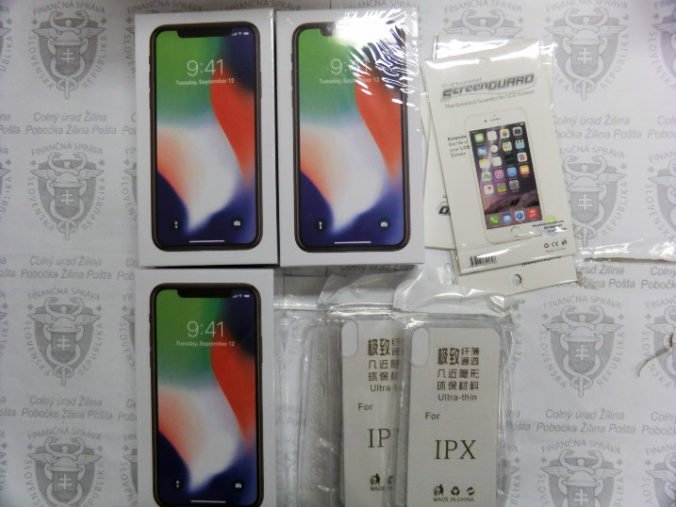 Foto: Rodina si cez internet objednala 12 falzifikátov mobilov, všetky zaistili colníci