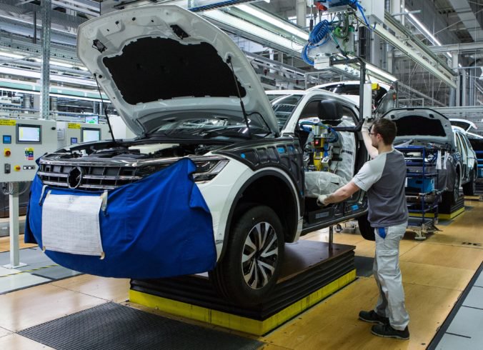 Takmer 20 miliónov eur vyplatil Volkswagen Slovakia svojim spolupracovníkom na 14. plate