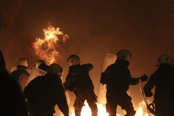 Video: Policajti zasahovali na protestoch v Aténach, na demonštrantov použili omračujúce granáty