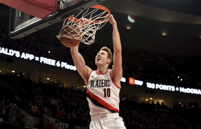 Video: Utah deklasoval Houston, v NBA aj debakel Knicks a expresné vylúčenie Goberta