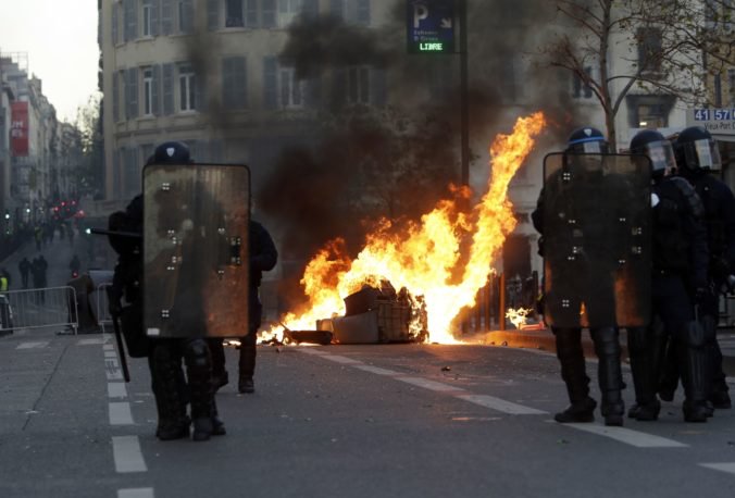 V Paríži začali s upratovaním ulíc po protestoch „žltých viest“, Macron pochválil prácu polície