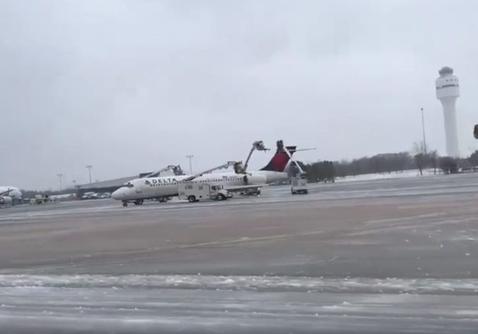 Video: Severnú Karolínu zasiahla zimná búrka, pre zlé podmienky zrušili viac ako tisíc letov