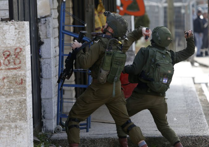 Izraelská armáda rozbehla rozsiahle pátranie po útočníkoch z Ofry, urobila aj razie v obchodoch