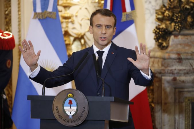 Prezident Macron prelomí dlhé mlčanie v súvislosti s protestmi a národu predstaví opatrenia