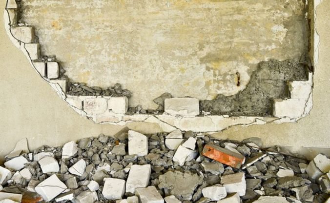 V okrese Galanta sa zrútila stena budovy, zavalila a zabila mladého chlapca