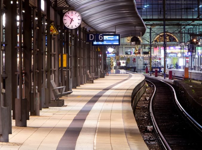 Video: Nemeckí železničiari štrajkovali za zvýšenie platov, v krajine spôsobili dopravný chaos