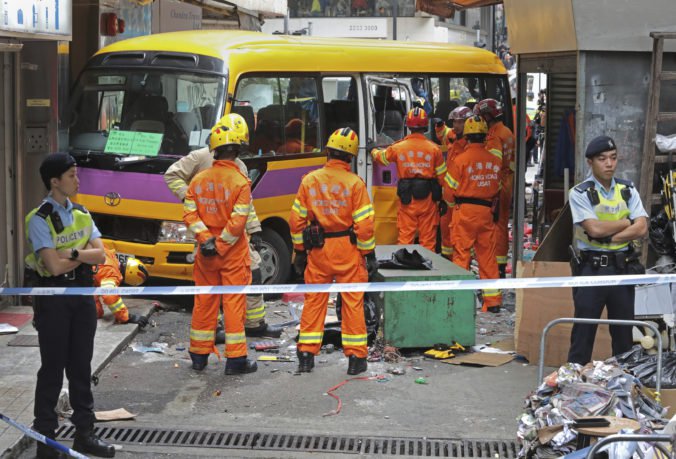 Video: V Hongkongu sa z kopca spustil zaparkovaný autobus a narazil do chodcov na chodníku