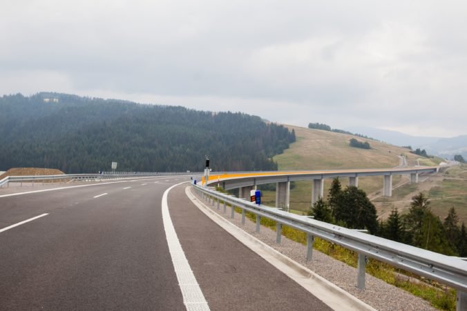 Dlho očakávaná diaľnica medzi Bratislavou a Košicami bude skôr cez Maďarsko ako na Slovensku