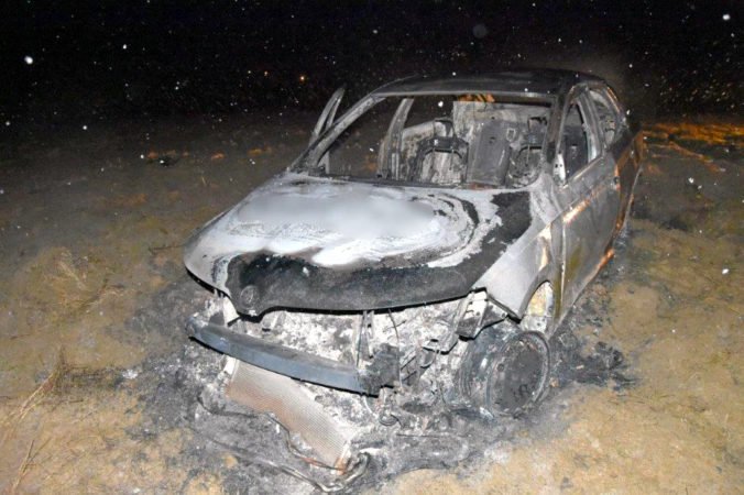 Foto: Tínedžeri v obci Mútne napadli taxikára, zmocnili sa jeho auta a podpálili ho