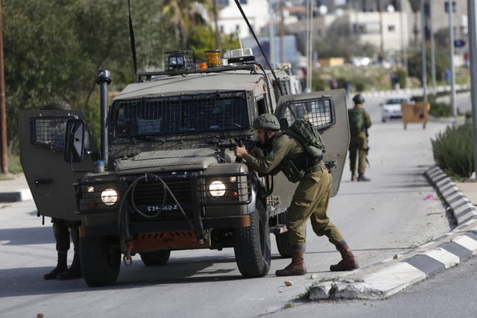 Izraelskí vojaci zastrelili Palestínčana, ktorý sa do nich pokúsil naraziť autom