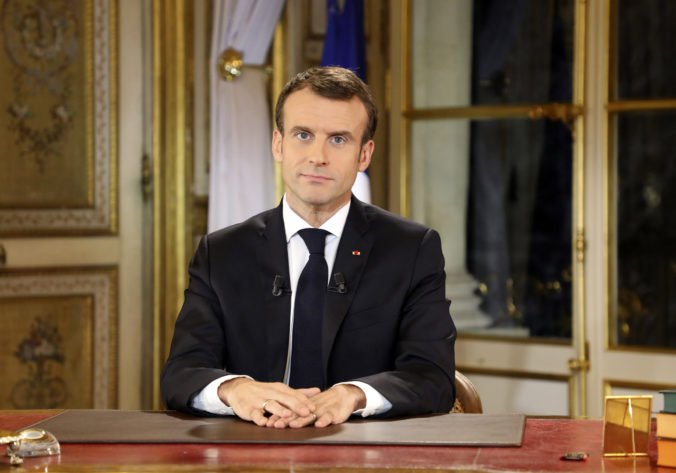 Minimálna mzda stúpne o 100 eur, Macron v reakcii na protesty ohlásil aj ďalšie opatrenia pre ľudí