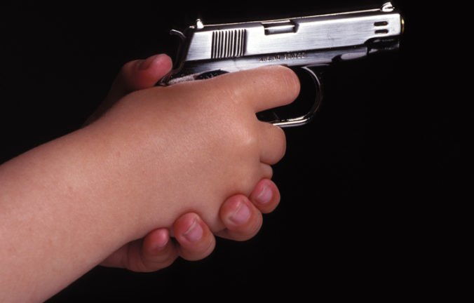 Trojročný chlapec strelil do hlavy osemmesačnej sestre, 18-ročná matka o zbrani nevedela