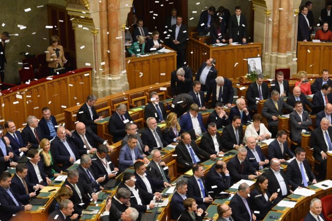 Maďarský parlament schválil kritizovanú novelu zákonníka práce, ide vraj o „otrokársky zákon“