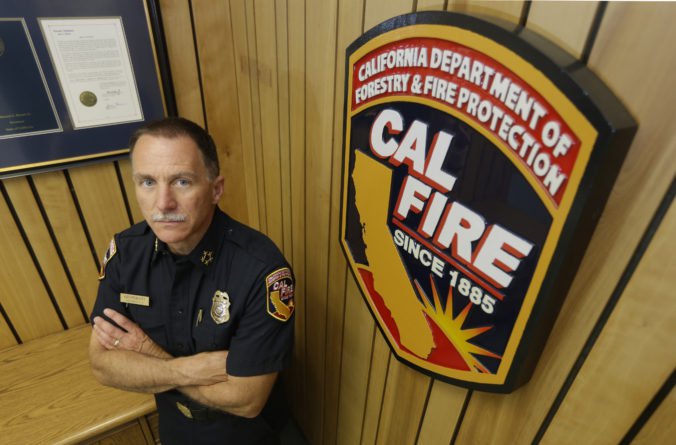 Obyvatelia Kalifornie sa musia naučiť chrániť svoje životy pred plameňmi, tvrdí šéf hasičov