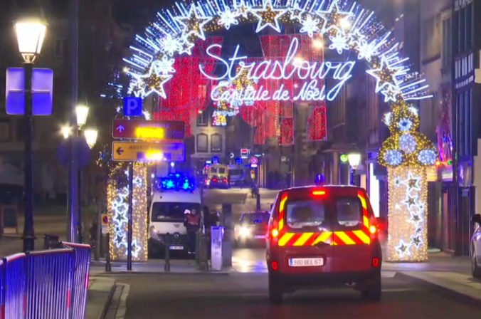 V Štrasburgu sa spustila policajná operácia, terorista má byť v budovách neďaleko miesta útoku