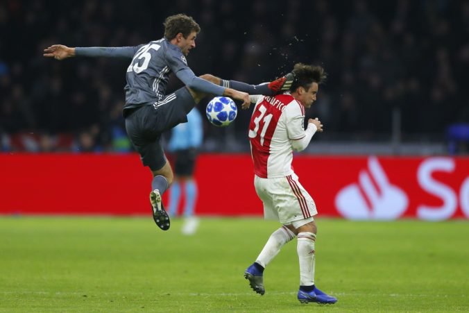 Video: Ajax v divokom zápase remizoval s Bayernom, Müller „kung-fu“ kopom zostrelil Tagliafica