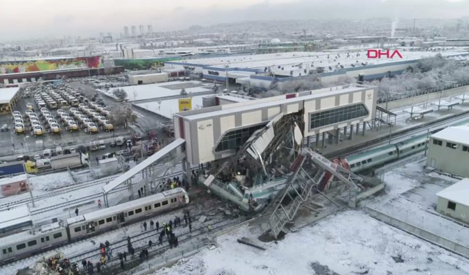 Video: Na stanici v Ankare havaroval rýchlovlak, vrazil do lokomotívy a následne do nadchodu