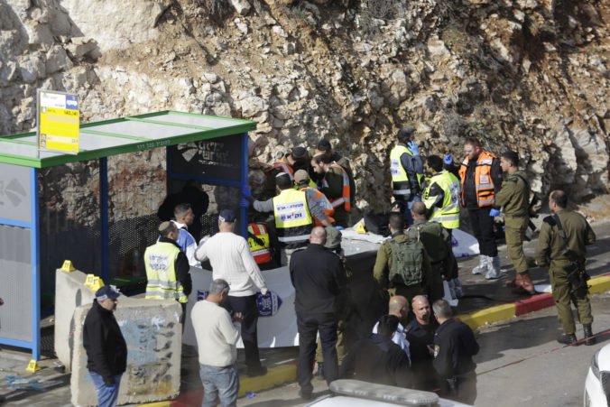Video: Palestínčan zaútočil na autobusovej zastávke pri Ofre, strieľal na vojakov aj civilistov