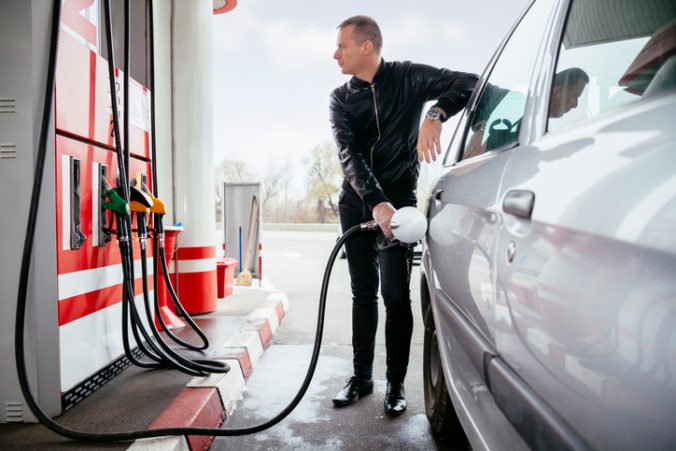 Cena najpredávanejšieho benzínu na Slovensku klesla piaty týždeň po sebe, zlacnela aj nafta