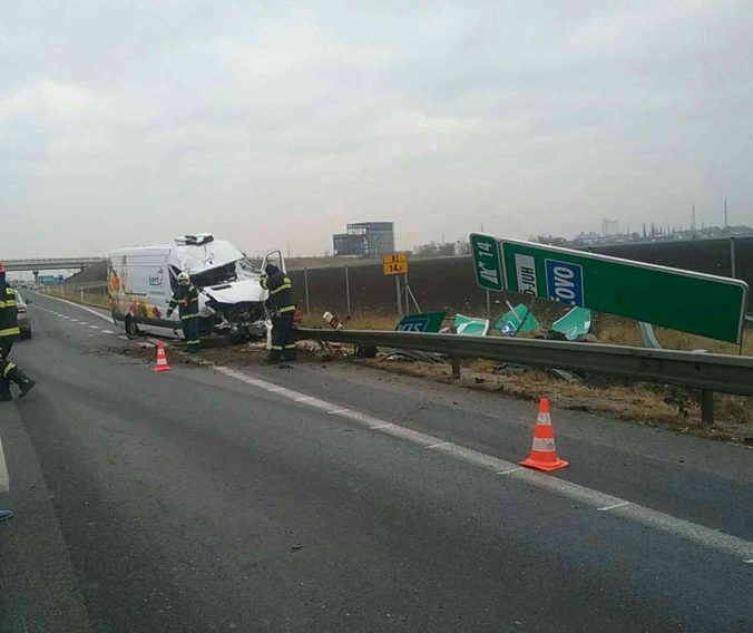 Foto: Na R1 v smere do Trnavy sa zrazila dodávka s autom, cestu museli uzavrieť