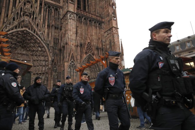 Francúzska polícia hľadá „pomocníkov“ útočníka zo Štrasburgu, zatkli aj členov jeho rodiny