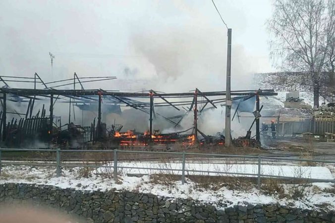 Foto: V Spišskej Belej horí píla, pri požiari zasahuje dvadsiatka hasičov