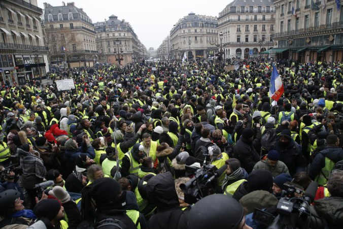 Protesty „žltých viest“ vo Francúzsku pokračujú, sprevádza ich zatýkanie demonštrantov