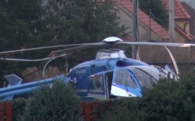 Video: V Stredočeskom kraji havaroval záchranársky vrtuľník, zavadil o konštrukciu ihriska