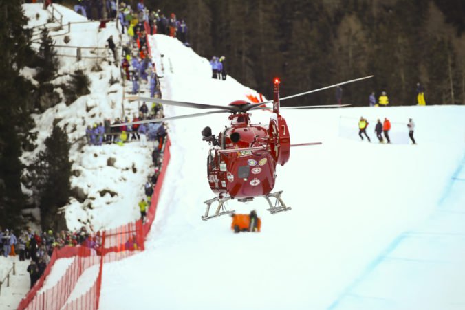 Zjazdový lyžiar Marc Gisin mal vo veľkej rýchlosti hororový pád, na trati zasahoval vrtuľník