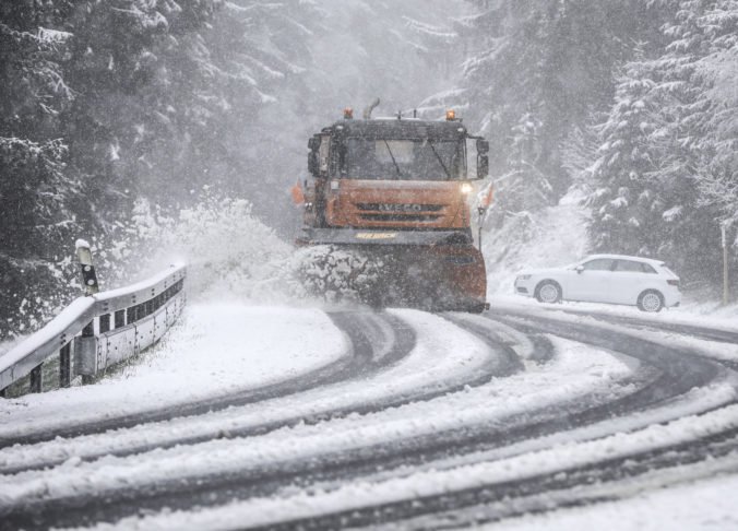 Diaľnice a rýchlostné cesty sú zjazdné, na niektorých miestach je zľadovatený sneh