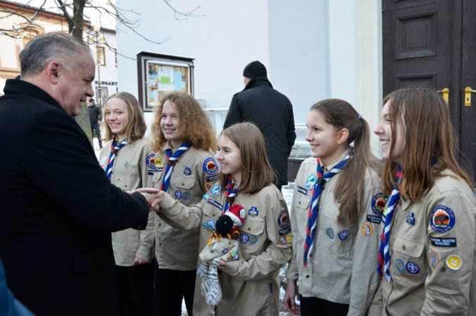 Prezident Kiska prijal od skautov Betlehemské svetlo, postupne ho roznesú do miest na Slovensku